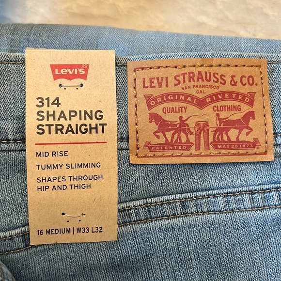 Brand new Levis size 33 - Picture 2 of 4